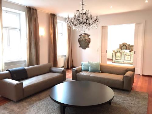 uma sala de estar com dois sofás e uma mesa de centro em My Wonderland em Salzburgo