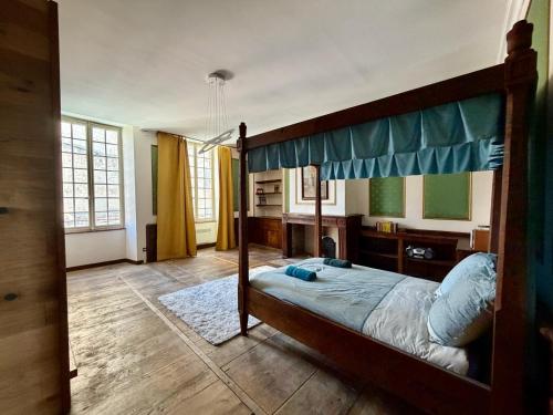 a bedroom with a canopy bed in a room at Le dardenne-Hôtel particulier historique in Villefranche-de-Rouergue