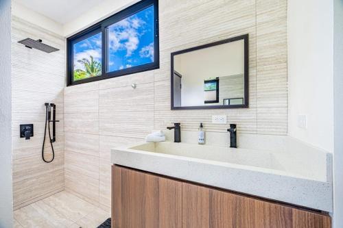 a bathroom with a sink and a mirror at Casa Mediterraneo in Carpintero
