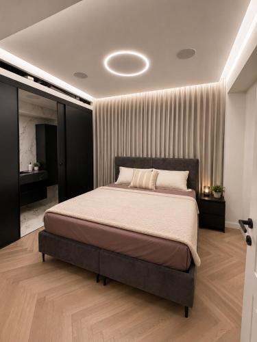 a bedroom with a large bed in a room at סוויטת נווה in Pardes H̱anna