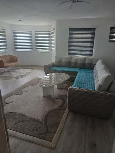 ein Wohnzimmer mit Sofa und Tisch in der Unterkunft Harmony Haus in Visoko