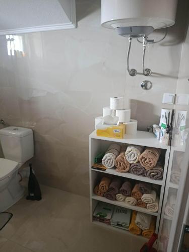 ein Badezimmer mit einem weißen Regal, auf dem Donuts liegen in der Unterkunft Harmony Haus in Visoko