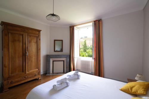 a bedroom with a large white bed with a window at Gîte Zelai Begi in Aldudes