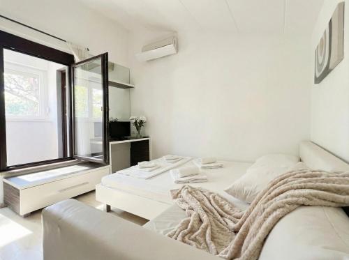 a white room with a bed and a window at Green Garden Gajac in Gajac
