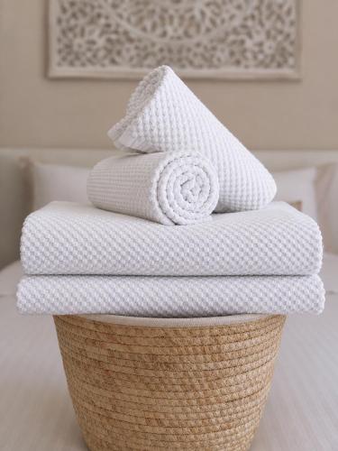 a stack of towels sitting on top of a basket at Angoli di pace - Appartamento trilocale in Muralto