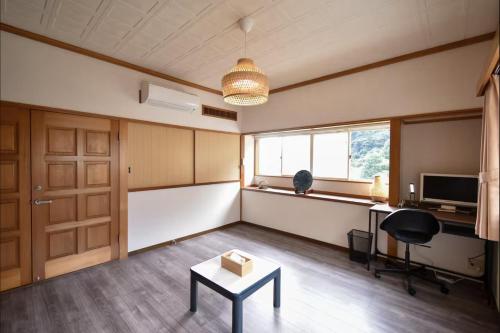 an empty room with a desk and a window at 熱海の貸切温泉宿 kintsugi プライベートサウナ BBQ in Atami
