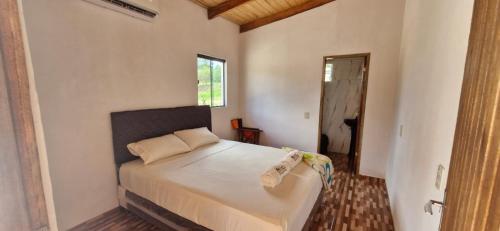 a bedroom with a large bed in a room at Cabaña El Dorado, Alojamiento in Puerto Cantera