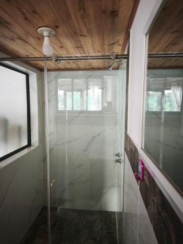 a glass shower in a room with a ceiling at Suite Central Campestre - Casa Matula in Popayan