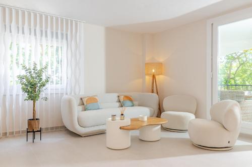 MARBELLA BANUS SUITES - Banús - Dama de Noche - Fully Renovated Designer 2BR - 2BA - Large Outdoor Terrace with Dining Area - Bright & Modern - Brand New Furniture & Appliances - S Pools - Ideal for Families