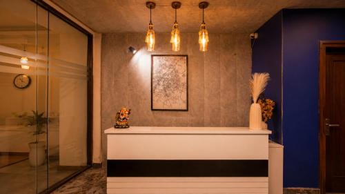 ein Raum mit einer Theke und einer blauen Wand in der Unterkunft Hotel BNB Stays Near Golf Course Road in Gurgaon