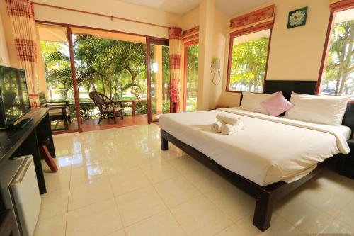 三百峰的住宿－華欣普蘭曼內海灘度假村，一间带大床的卧室和一个阳台