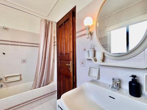 Large Apartment in Athens with Free Parking