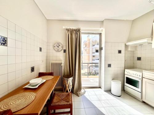 Large Apartment in Athens with Free Parking