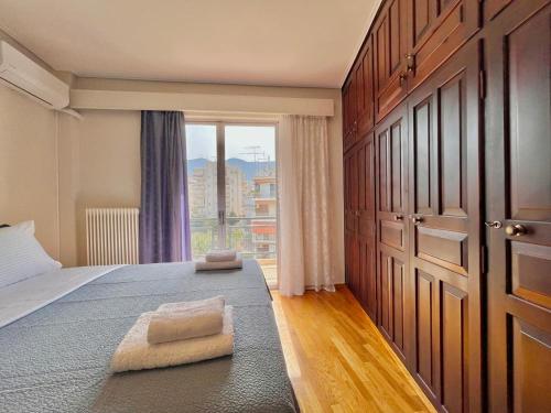 Large Apartment in Athens with Free Parking