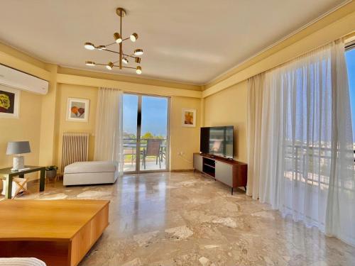 Large Apartment in Athens with Free Parking