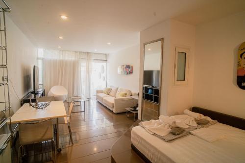 Topos exclusive Vouliagmeni ''Surfhouse''