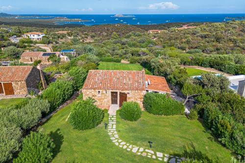 an aerial view of a house with the ocean in the background at Domus de pedra in Marina di Portisco