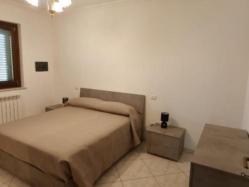 ein Schlafzimmer mit einem Bett und einem Tisch darin in der Unterkunft Dolce Onda in Bolsena