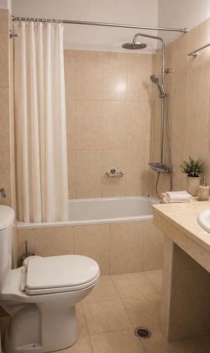 ein Badezimmer mit Toilette, Badewanne und Waschbecken in der Unterkunft messonghi bay in Mesongi