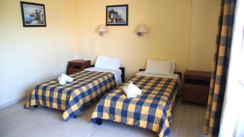 ein Hotelzimmer mit zwei Betten, auf denen Handtücher liegen in der Unterkunft messonghi bay in Mesongi