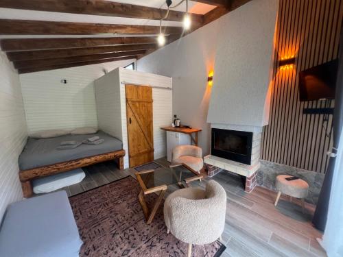 ein Wohnzimmer mit Bett und Kamin in der Unterkunft Ayas Apart in Macka