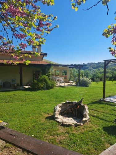 a backyard with a fire pit in the grass at Calliope vacanze in Terni