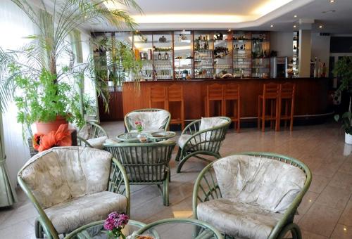 ein Restaurant mit Stühlen, einem Tisch und einer Bar in der Unterkunft Hotel und Restaurant Rabennest am Schweriner See in Raben Steinfeld