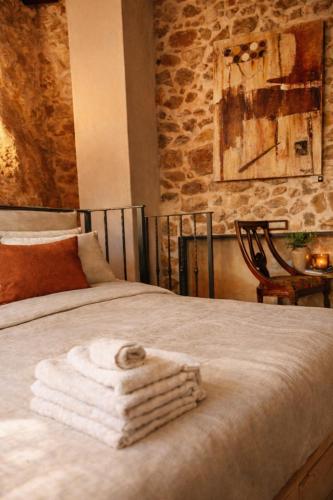 a stack of towels sitting on top of a bed at CASA DI Noris in Fiuggi