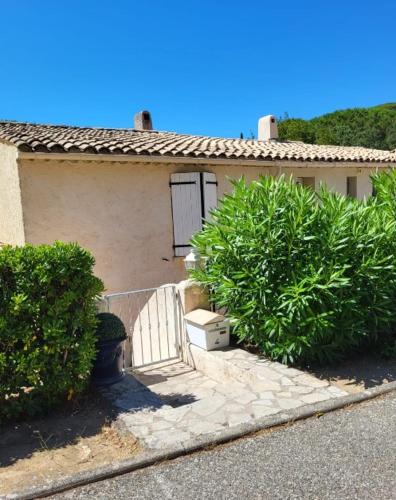Charmante maison mitoyenne avec piscine, jardin et accès privé à la plage Sainte-Maxime