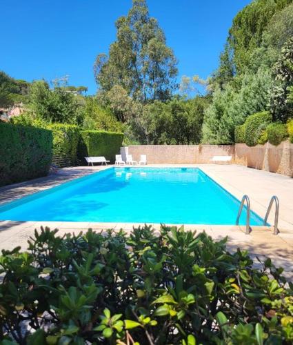Charmante maison mitoyenne avec piscine, jardin et accès privé à la plage Sainte-Maxime
