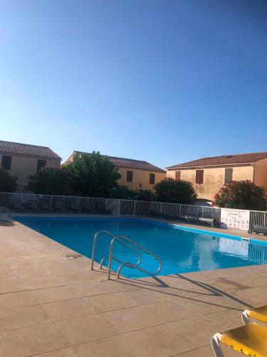 Appart T2 4 pers 50 m de la mer avec piscine