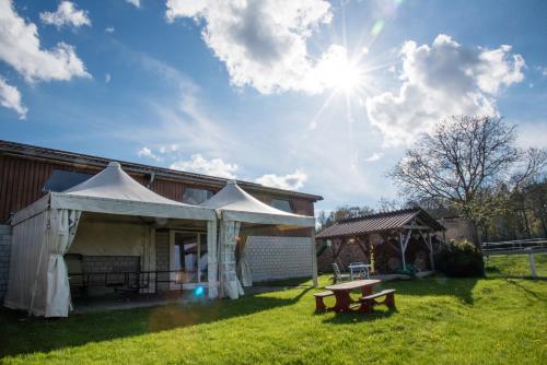 a tent and a picnic table in a yard at Hof-Tschannen in Lengwil