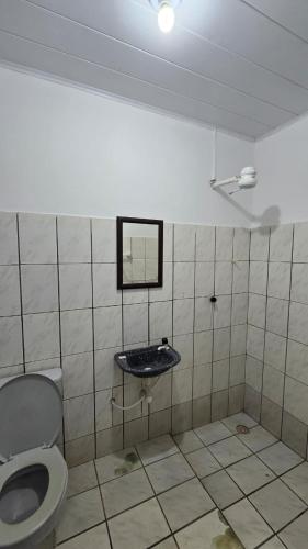 a bathroom with a toilet and a sink at Acomodações as casinhas da ada in Coruripe
