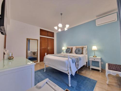 Portimão Guest House - Suites & Rooms, Rooftop River View, BBQ & AC