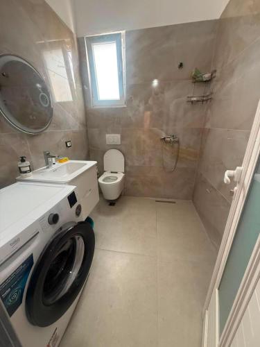 a bathroom with a washing machine and a toilet at Casa Mare in Golem