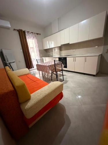 a kitchen with a couch and a table in a room at Casa Mare in Golem