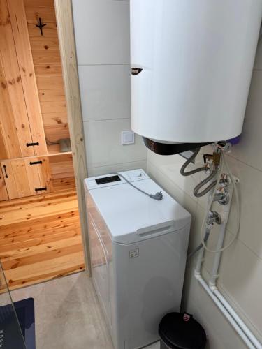 a washer and dryer in a small room at Durmitor Den in Žabljak