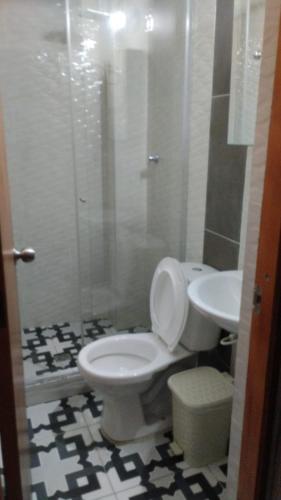 a bathroom with a toilet and a sink at Hotel Mar Azul in Acacías