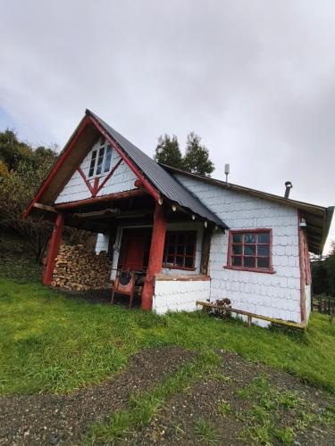a small white house with a red roof at Birloche in Pindapulli