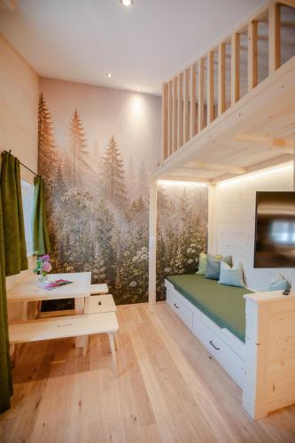 ein Schlafzimmer mit einem Bett und einem großen Wandgemälde an der Wand in der Unterkunft Pension Gerstenbrand in Fischbachau