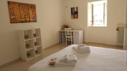 a room with a bed with towels on it at Il Rigoletto Casa Vacanze in Lamezia Terme