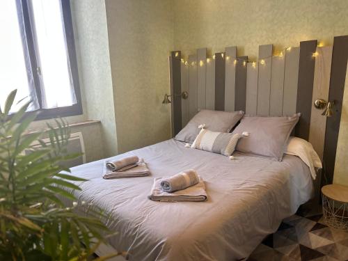 a bed with two towels and towels on it at Le Som' des Pyrénées in Luz-Saint-Sauveur