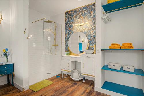 a bathroom with a sink and a toilet and a mirror at casa Jardín del sol planta alta in Tacoronte