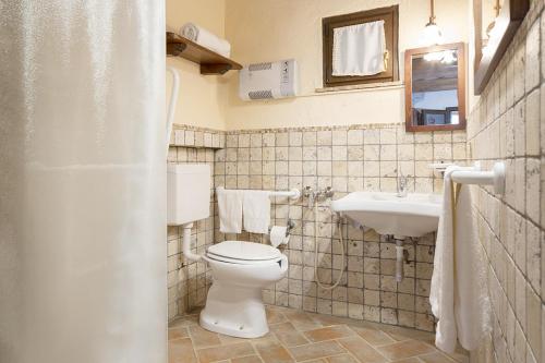 a bathroom with a toilet and a sink at Agriturismo Colle Pu in Assisi