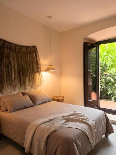 a bedroom with a large bed and a window at Casa Centro in Hervás