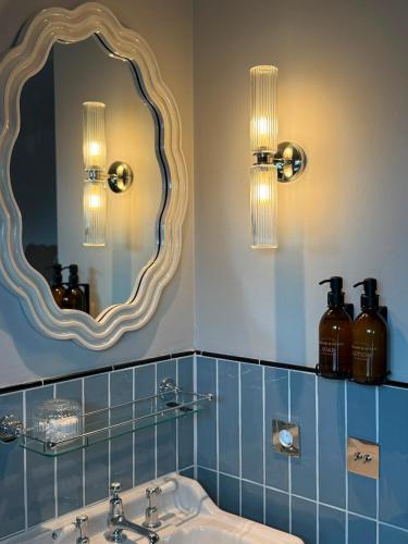 a bathroom with a sink and a mirror at Florès Boutique Hotel in Zwolle