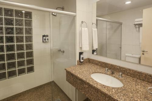 a bathroom with a sink and a shower at Swan Caxias do Sul in Caxias do Sul
