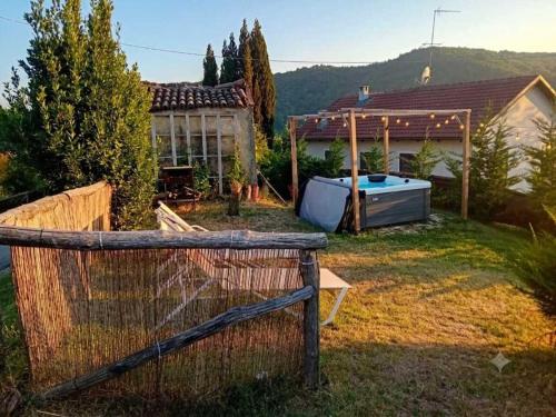 a backyard with a fence and a hot tub at Cà Tinola in Mango
