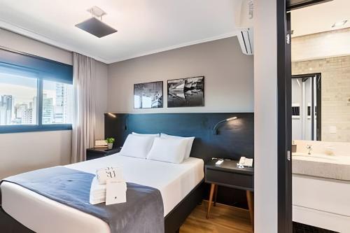 a hotel room with a bed and a bathroom at Exclusivo, Moderno e Completo in Campinas