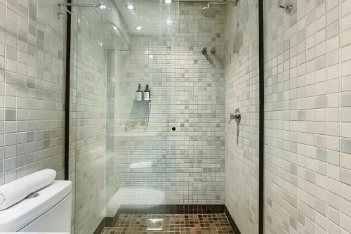 a bathroom with a shower with a glass door at Exclusivo, Moderno e Completo in Campinas